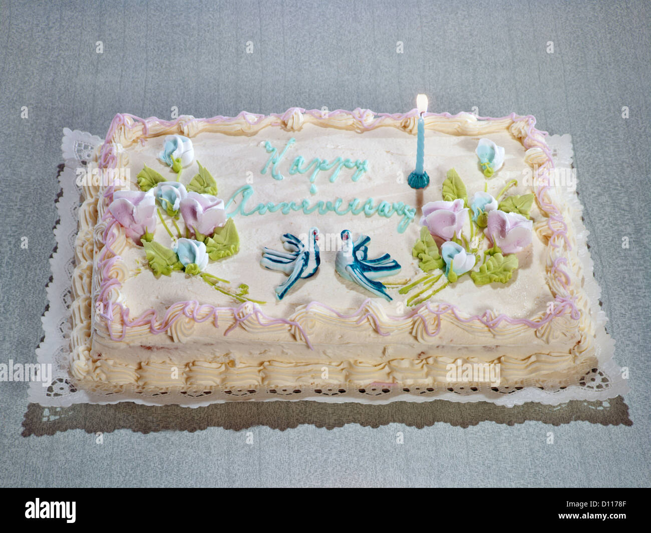1960 Heureux Anniversaire Gateau Decore Une Seule Bougie Gateau Feuille Rectangulaire Photo Stock Alamy