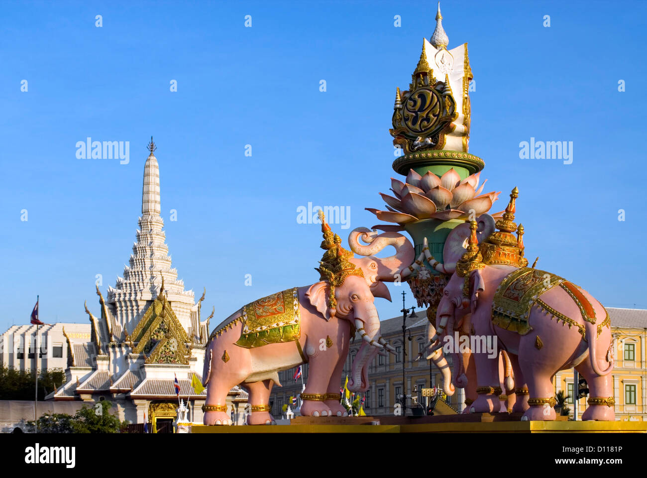 L'éléphant blanc monument affiche pour l'honneur du roi Bhumibol Adulyadej Thaï 84e anniversaire, Bangkok, Thaïlande Banque D'Images