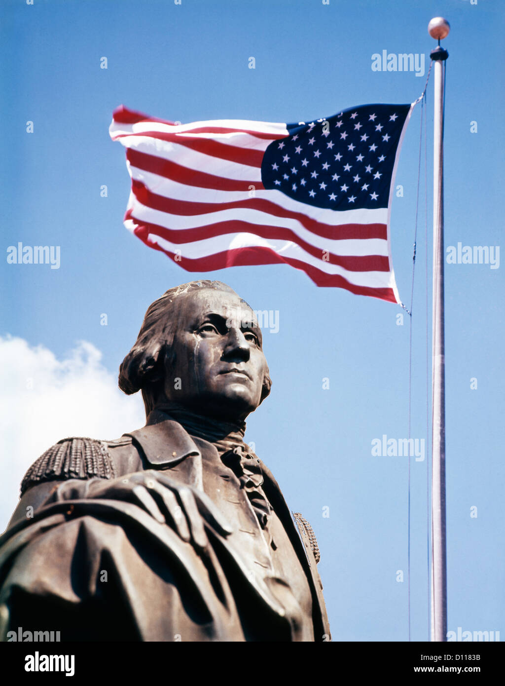STATUE DE GEORGE WASHINGTON avec le drapeau américain Banque D'Images
