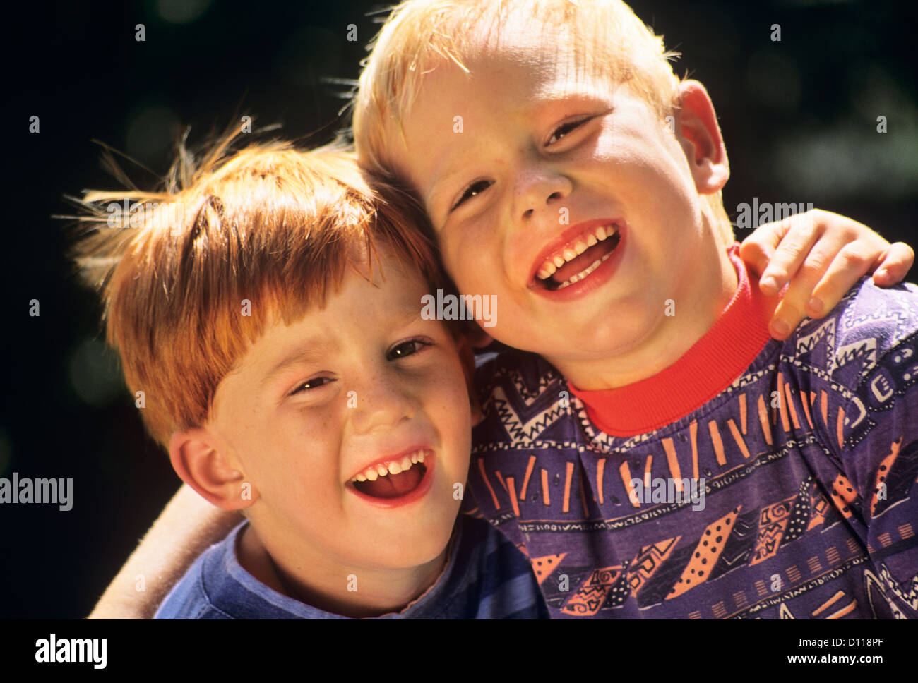 PORTRAIT DES ANNÉES 90, deux garçons RIRE SMILING AT CAMERA Banque D'Images