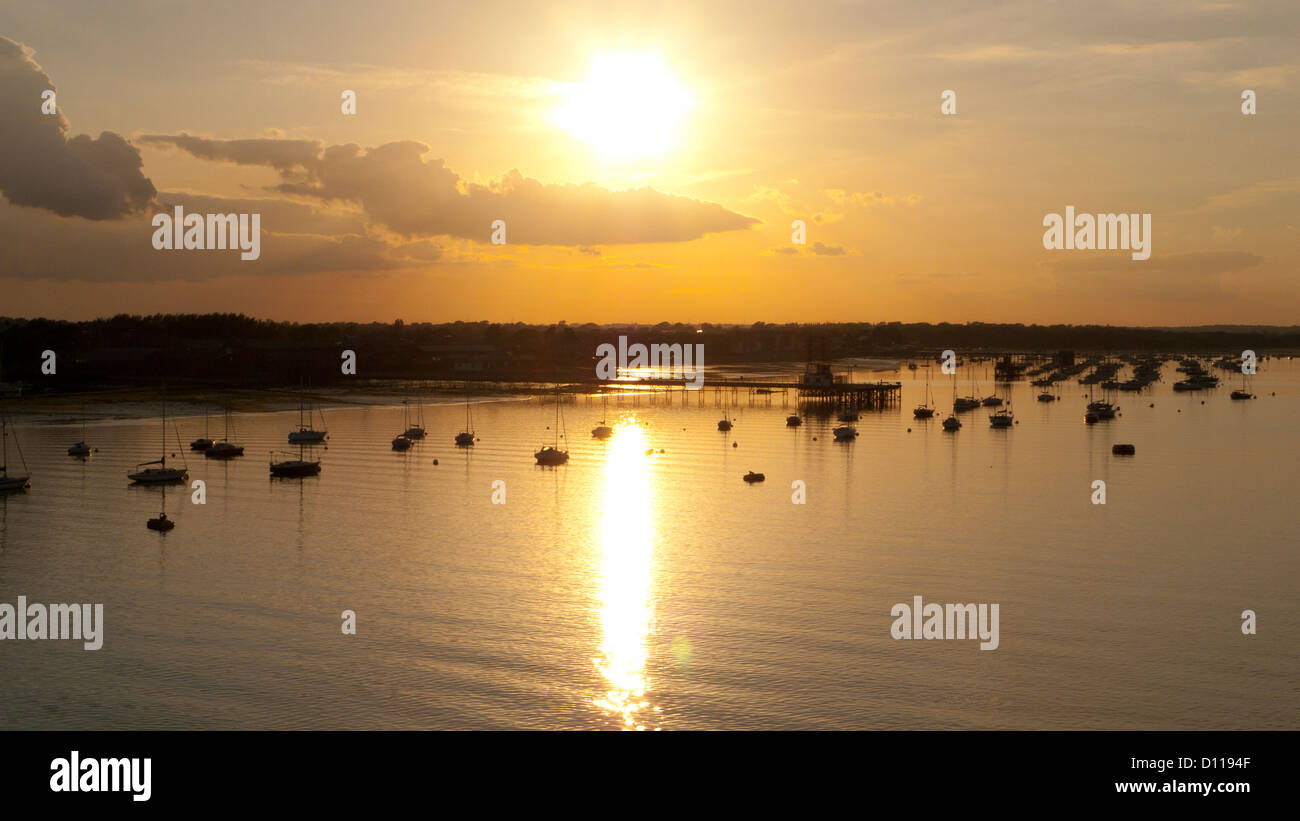 Yachts amarrés au coucher du soleil. Depuis le pont d'un ferry transmanche. Gosport, Hampshire, Angleterre. De juin. Banque D'Images