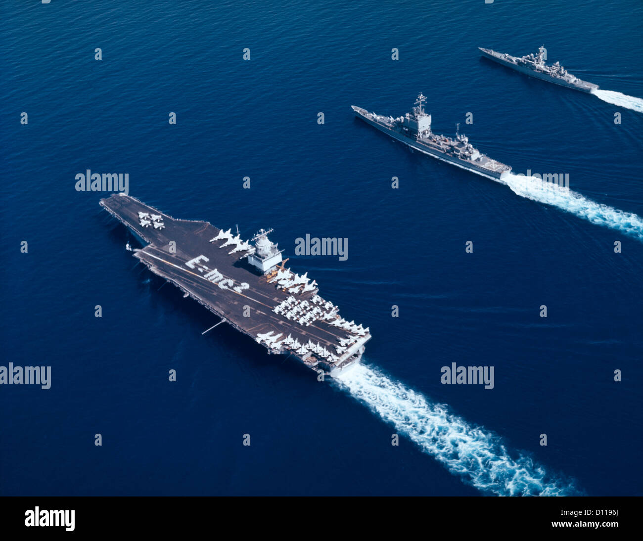 1960 TROIS NAVIRES SUR COURS PARALLÈLE porte-avions USS Enterprise, croiseur USS LONGBEACH ET DESTROYER USS Bainbridge Banque D'Images