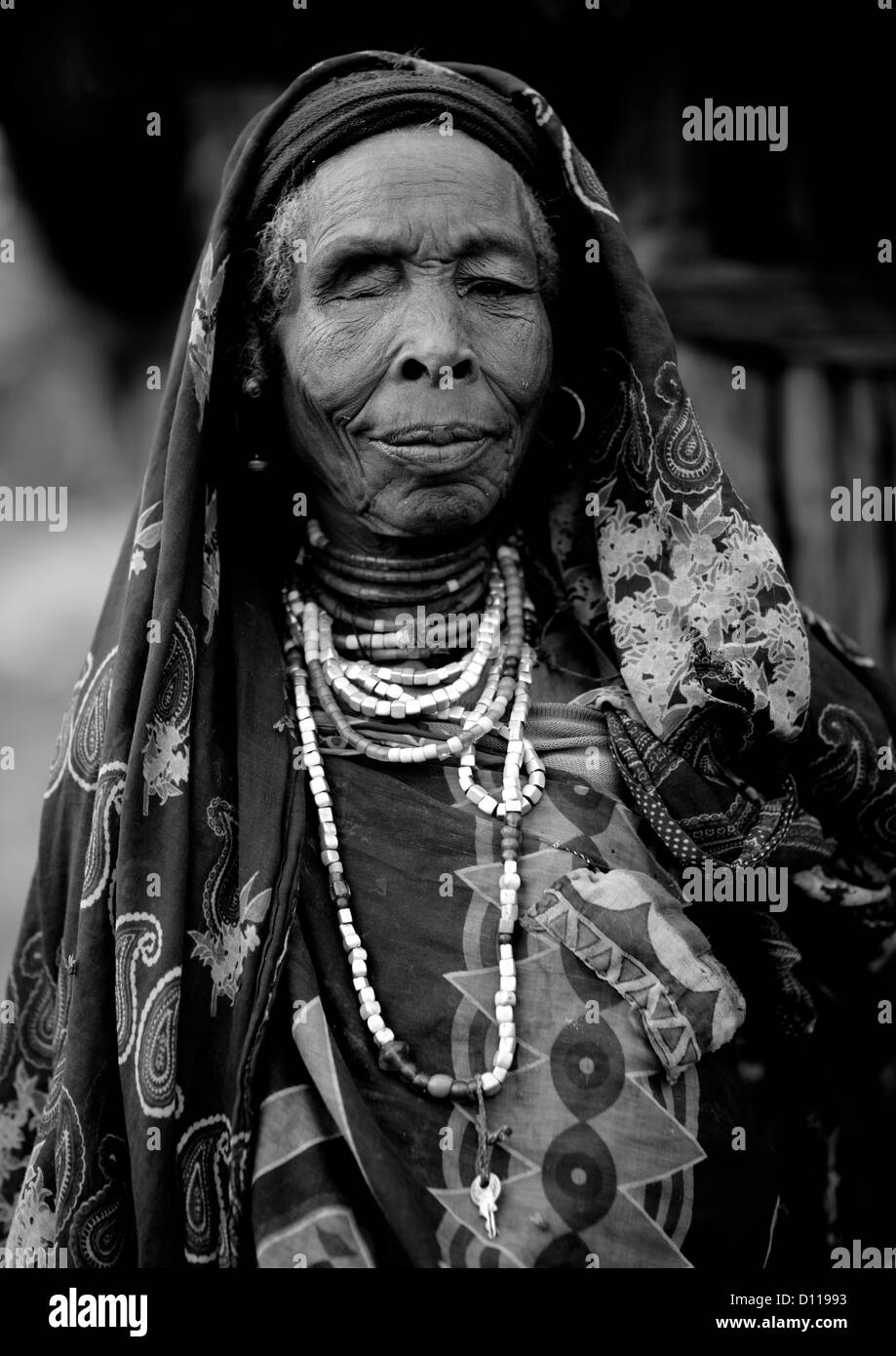 Portrait d'une ancienne tribu Borana-eyed Woman, Yabello, vallée de l'Omo, Ethiopie Banque D'Images