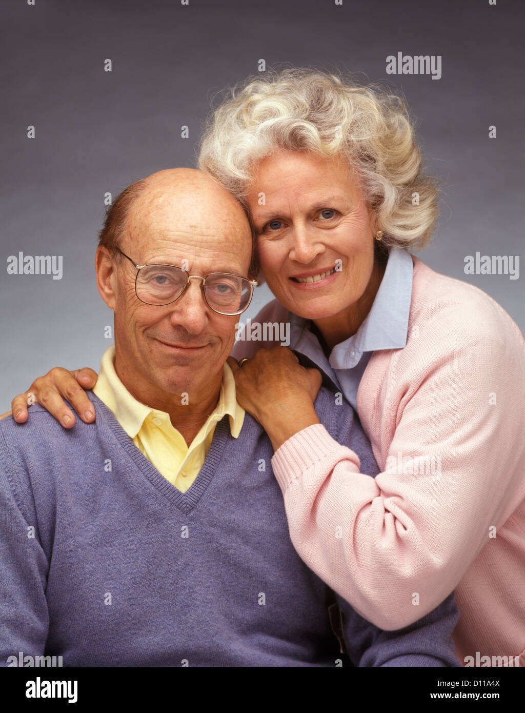 1990 PORTRAIT OF YOUNG MAN WEARING GLASSES CAMÉRA WOMAN LEANING ON son épaule Banque D'Images