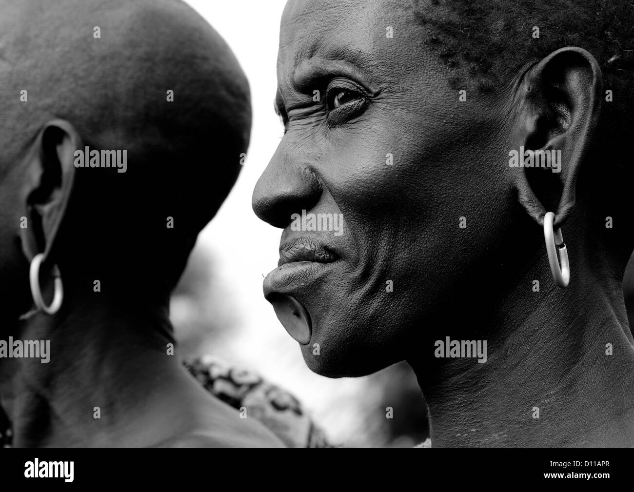 Portrait Of A Smiling Bodi Vieille Femme avec grande oreille, vallée de  l'Omo, Ethiopie Photo Stock - Alamy