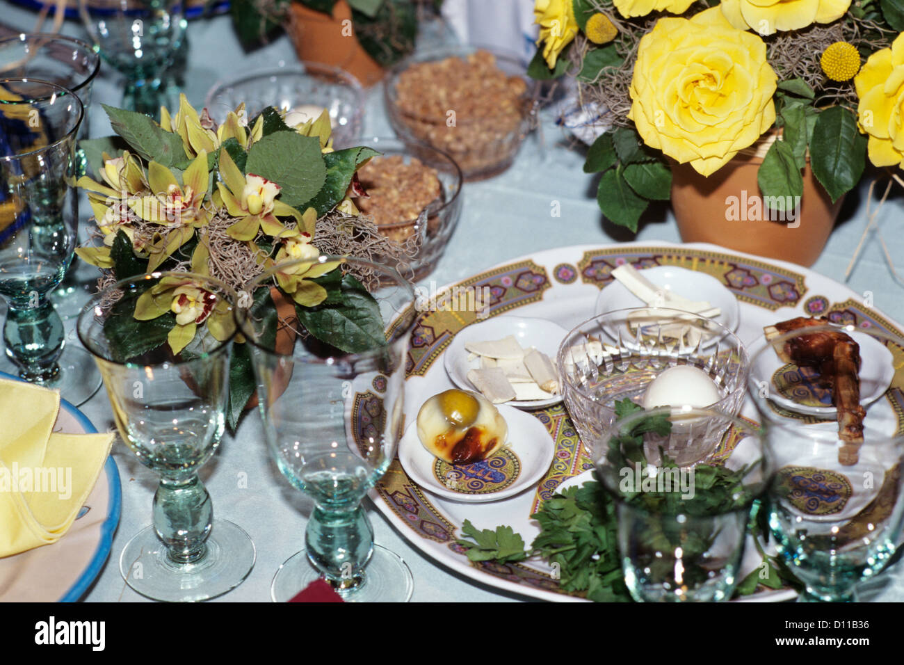 Années 90, PLACE POUR PÂQUE SEDER SUR TABLE AVEC CENTRE DE TABLE FLORAL Banque D'Images