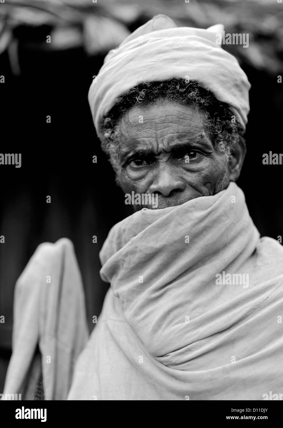 Portrait noir et blanc d'un homme avec la bouche du Borana couverts par une enveloppe blanche autour de vêtements, Moyale, Ethiopie Banque D'Images