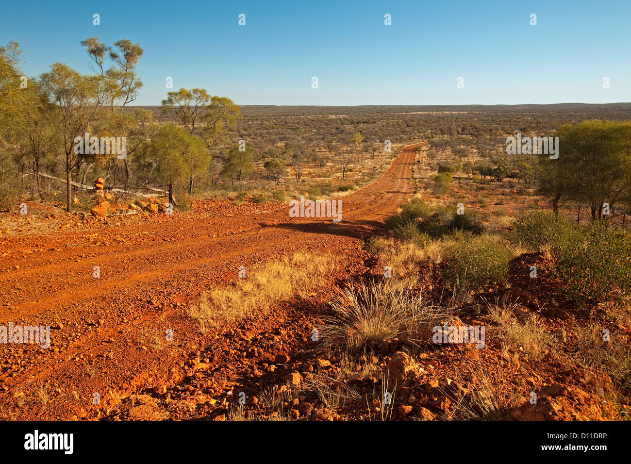 Longue route à travers l'outback australien à horizon lointain des plaines d'opale proche ville minière de Yowah dans l'ouest du Queensland, Australie Banque D'Images