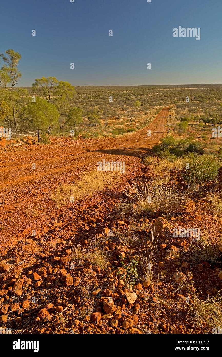 Longue route à travers l'outback australien à horizon lointain des plaines d'opale proche ville minière de Yowah dans l'ouest du Queensland, Australie Banque D'Images