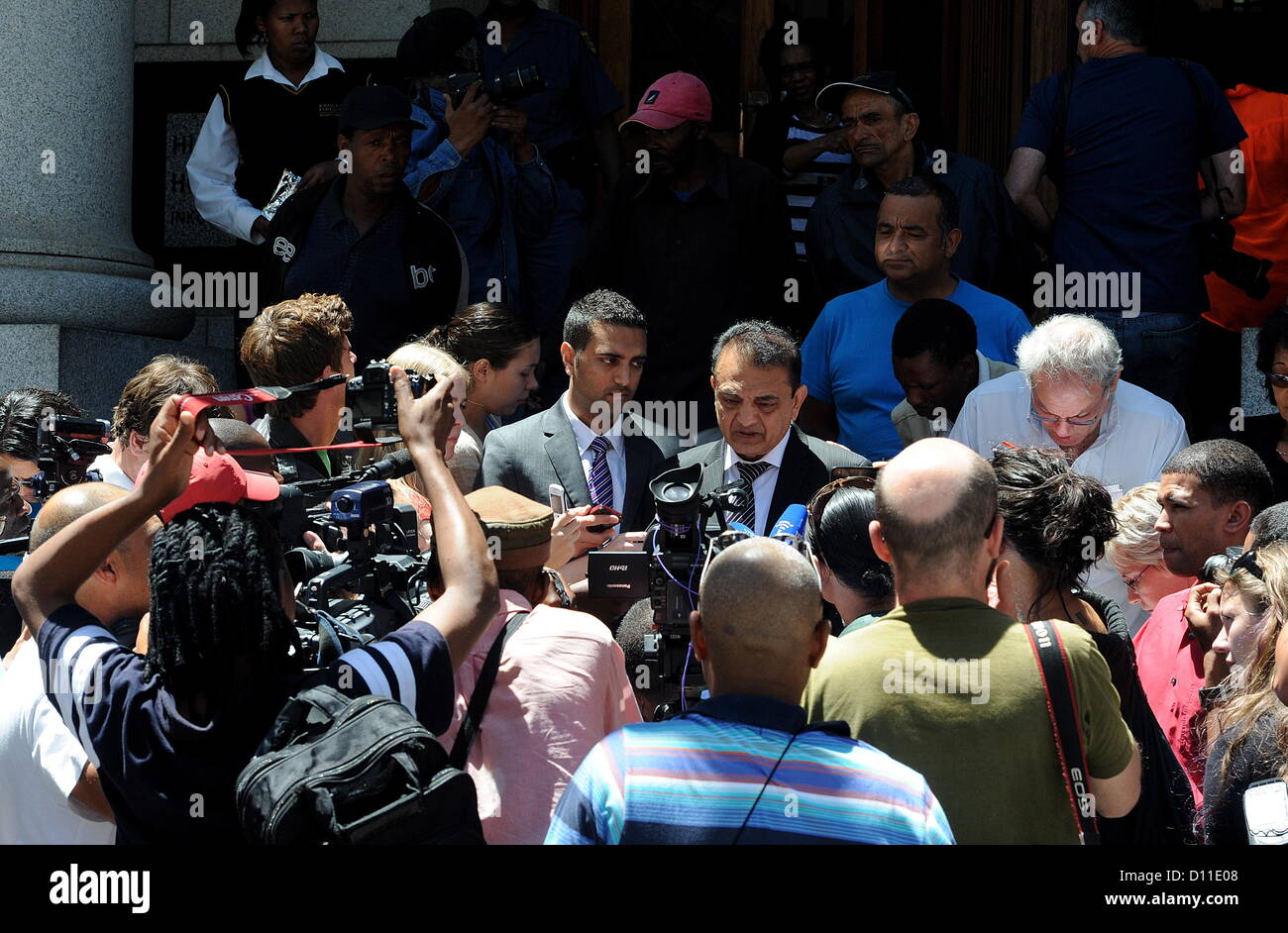 CAPE TOWN, AFRIQUE DU SUD : Vinod Hindocha, père de l'assassiné Anni Dewani est entouré par la presse à l'extérieur de la Haute Cour du cap à la haute cour du Cap le 5 décembre 2012 à Cape Town, Afrique du Sud. Xolile Mngeni a été condamné à la prison à vie pour le meurtre d'Anni Dewani. (Photo par Gallo Images / Foto24 / Lulama Zenzile) Banque D'Images