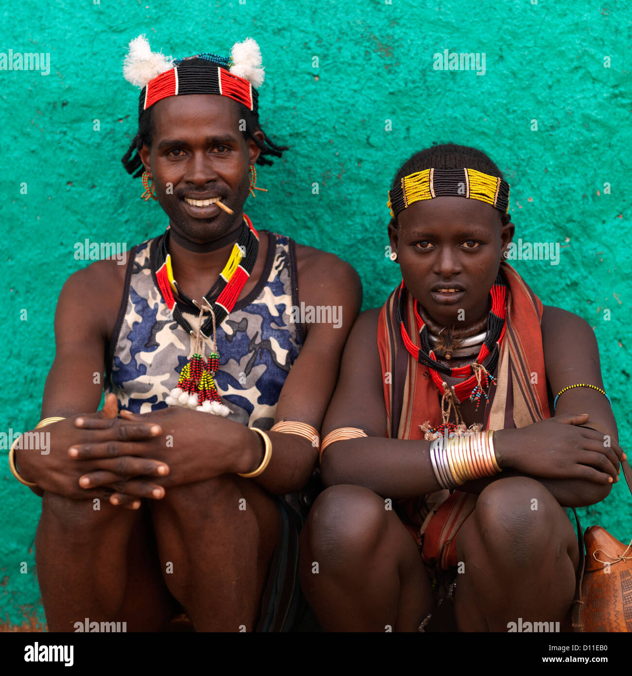 Portrait d'un couple de Hamar tribu avec bijoux et vêtements traditionnels, Turmi, vallée de l'Omo, Ethiopie Banque D'Images