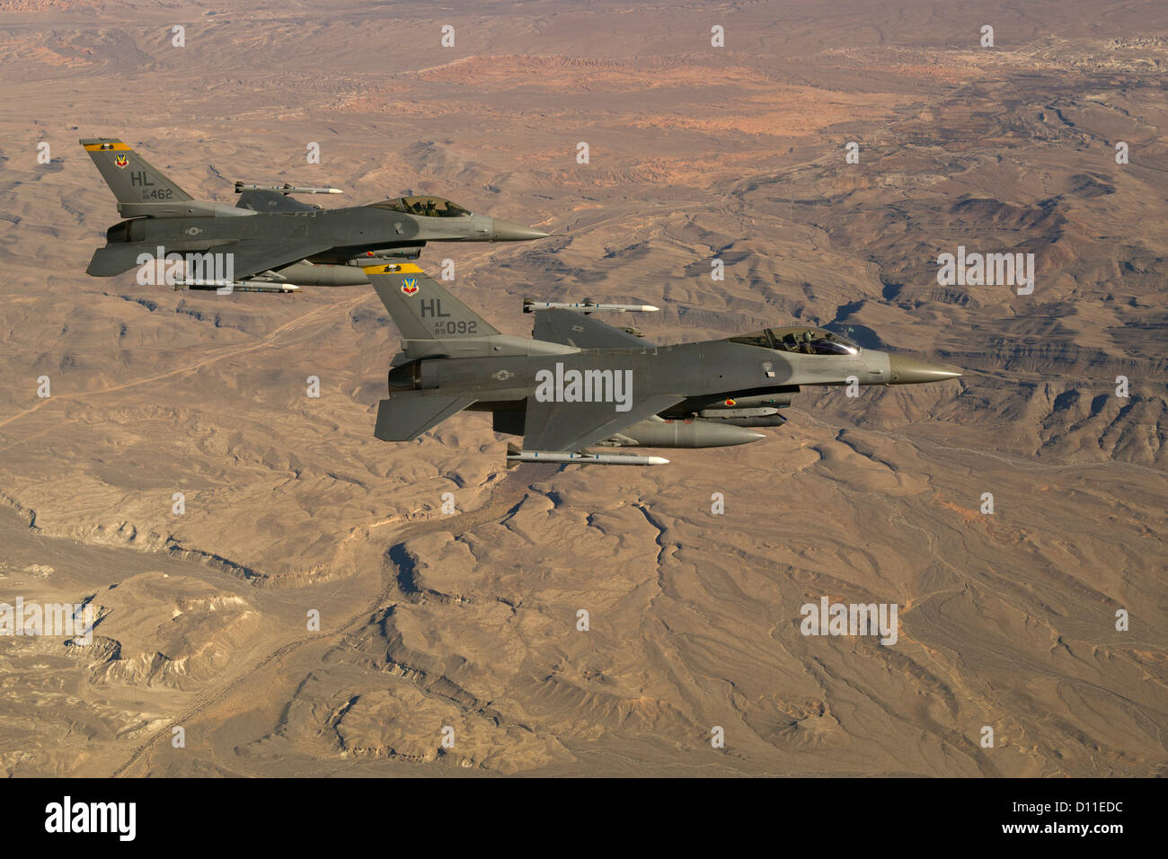 Deux F-16 Fighting Falcon voler vers la gamme de formation et d'essai au Nevada le 25 janvier, 2012 à Nellis Air Force Base, au Nevada. Banque D'Images