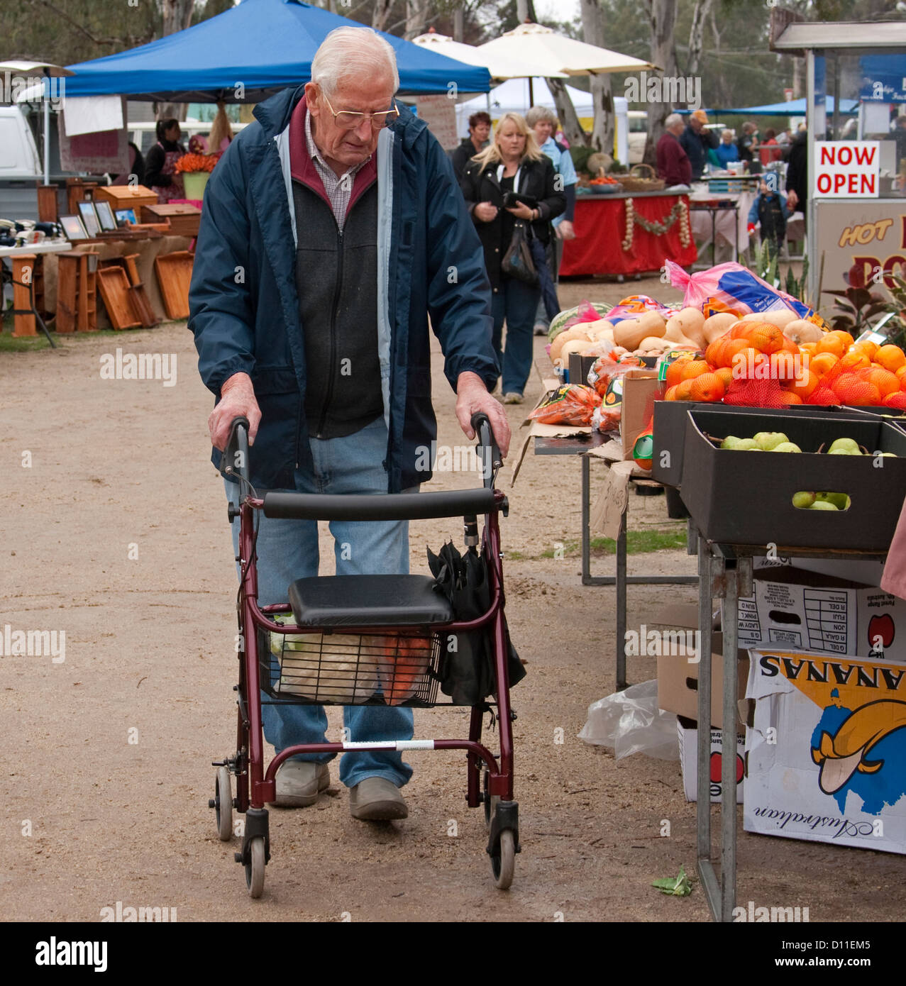 Homme âgé - pensionné - avec déambulateur, shopping au marché de fermiers à Murrabit Cohuna, près de Victoria Banque D'Images