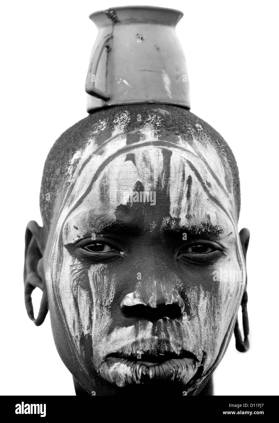 Portrait noir et blanc d'une femme de la tribu Mursi avec une tasse sur la tête dans le Parc National de Mago, vallée de l'Omo, Ethiopie Banque D'Images