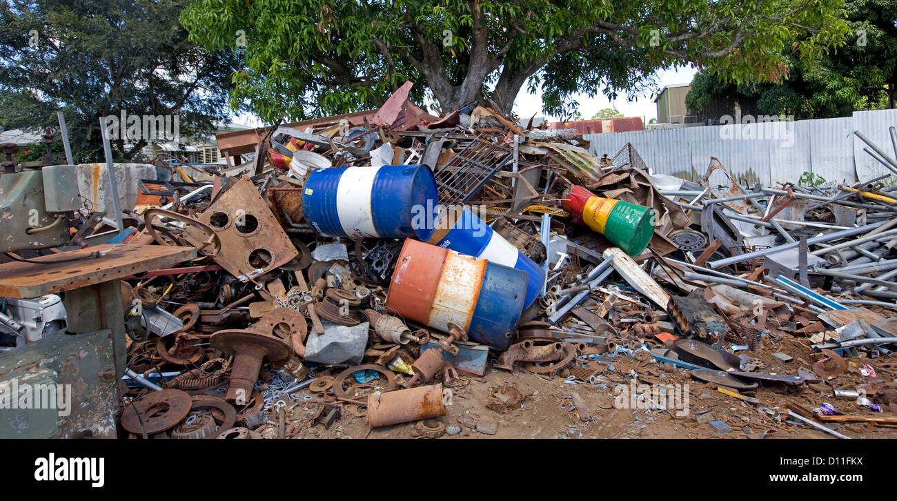 Parc à ferraille avec des matériaux à recycler Banque D'Images