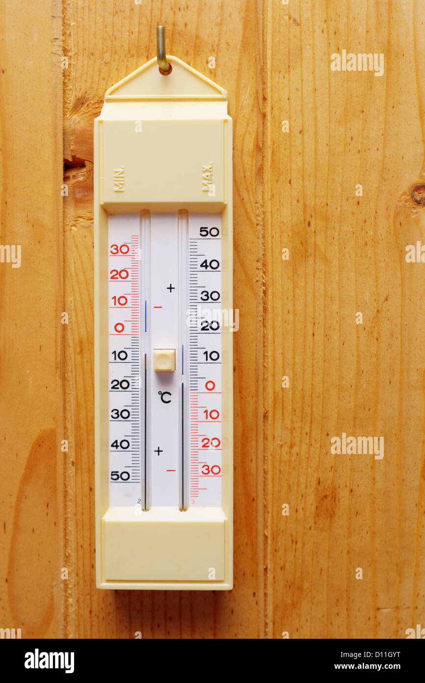Thermomètre accroché à un clou au mur en bois à l'extérieur d'une cabane Banque D'Images