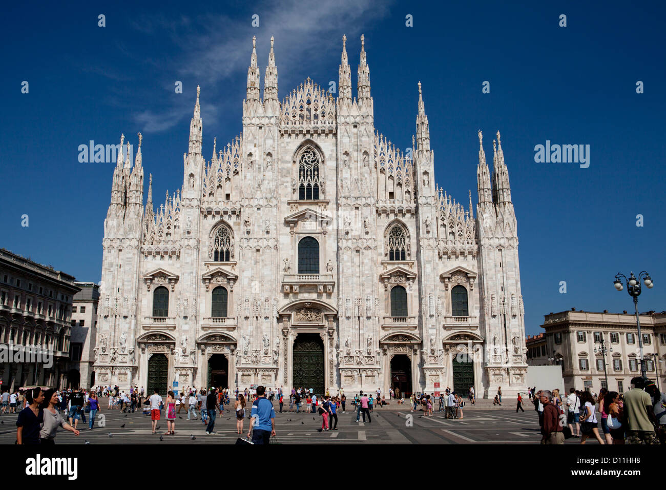 Milano Piazza del Duomo. Célèbre cathédrale de Milan et son carré de façade pleine de touristes. Italie Banque D'Images