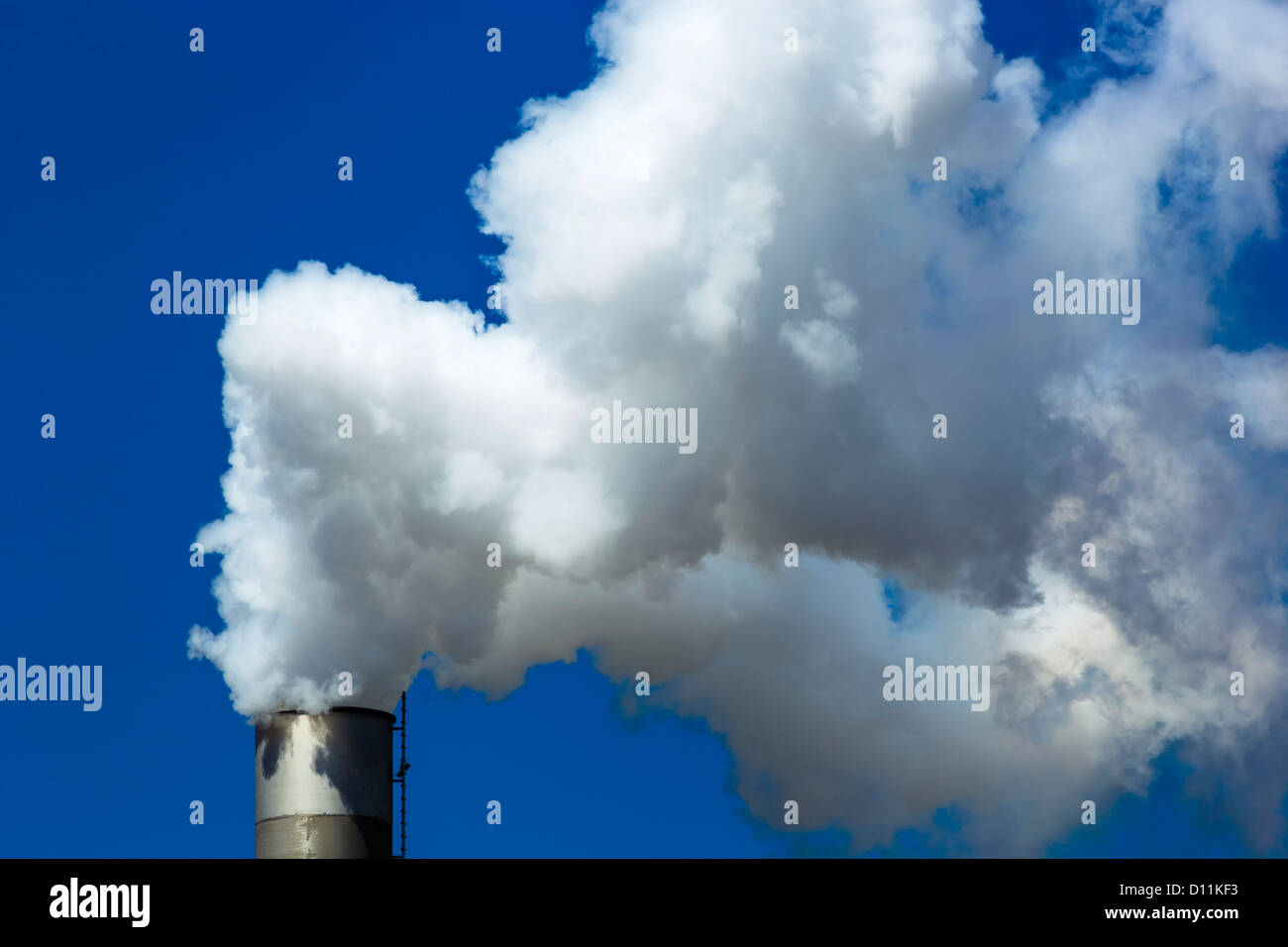 Allemagne, cheminée avec de la fumée blanche contre le ciel bleu Banque D'Images Allemagne, cheminée avec de la fumée blanche contre le ciel bleu Banque D'Images