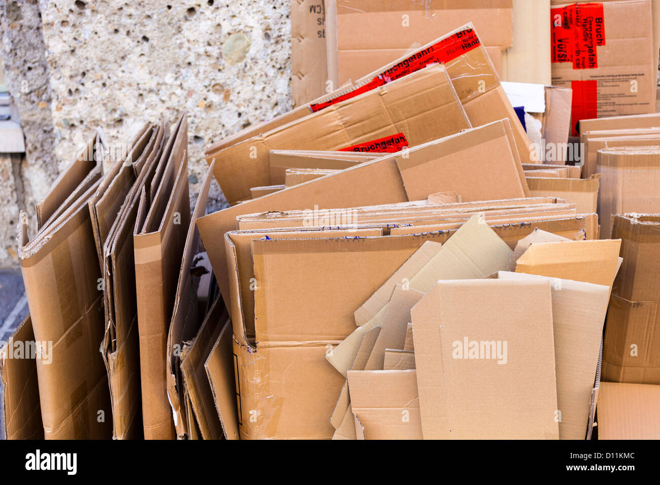 Allemagne Utilise Des Boites De Carton Pliees Photo Stock Alamy Allemagne Utilise Des Boites De Carton Pliees Photo Stock Alamy