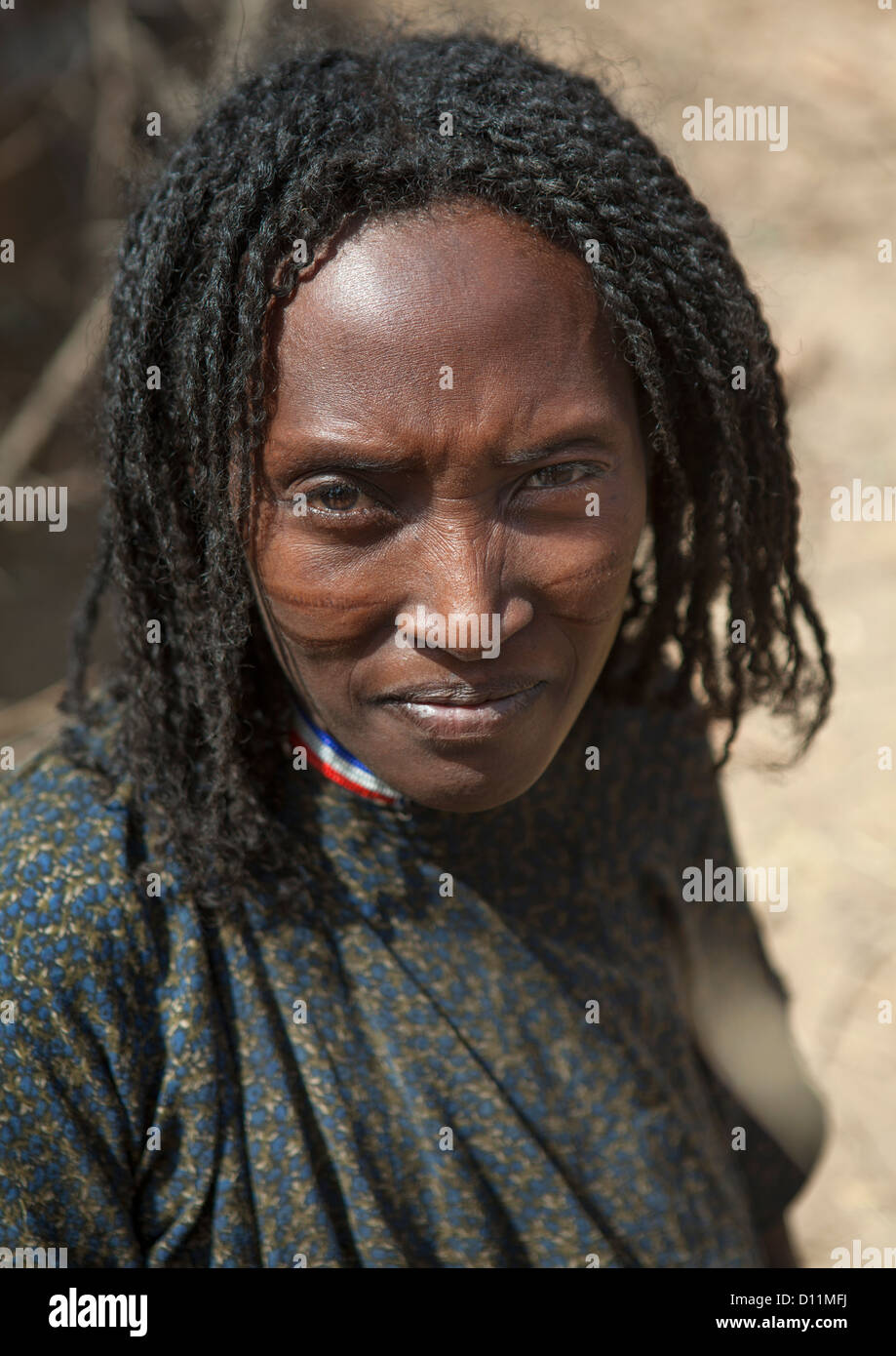 Tribu Karrayyu Woman cheveux brin et cicatrices sur ses joues, Metehara, Ethiopie Banque D'Images