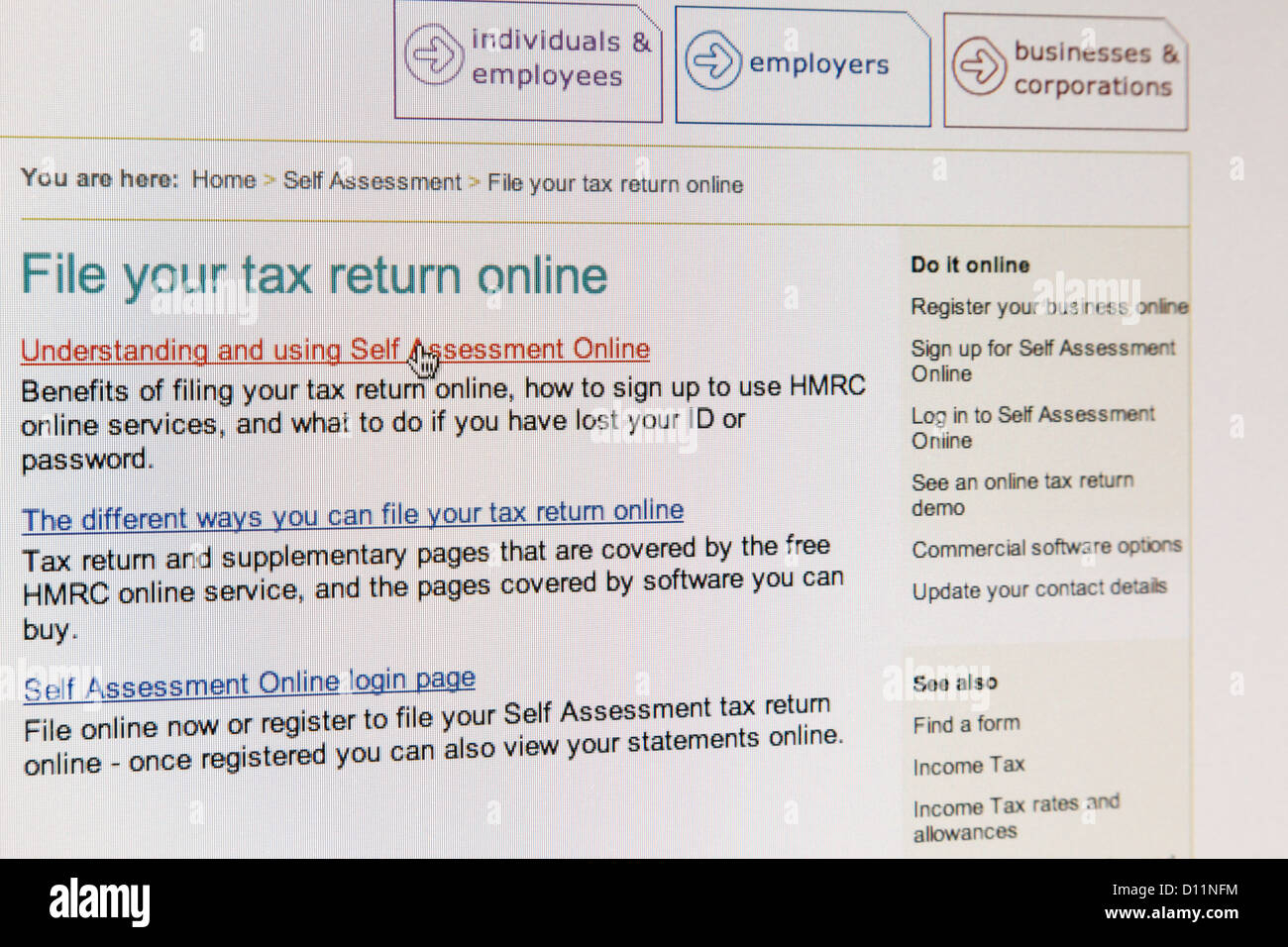 HM Revenue and Customs website page auto évaluation Produire votre déclaration de revenus en ligne, main pointant à la compréhension et à l'aide de HMRC Banque D'Images