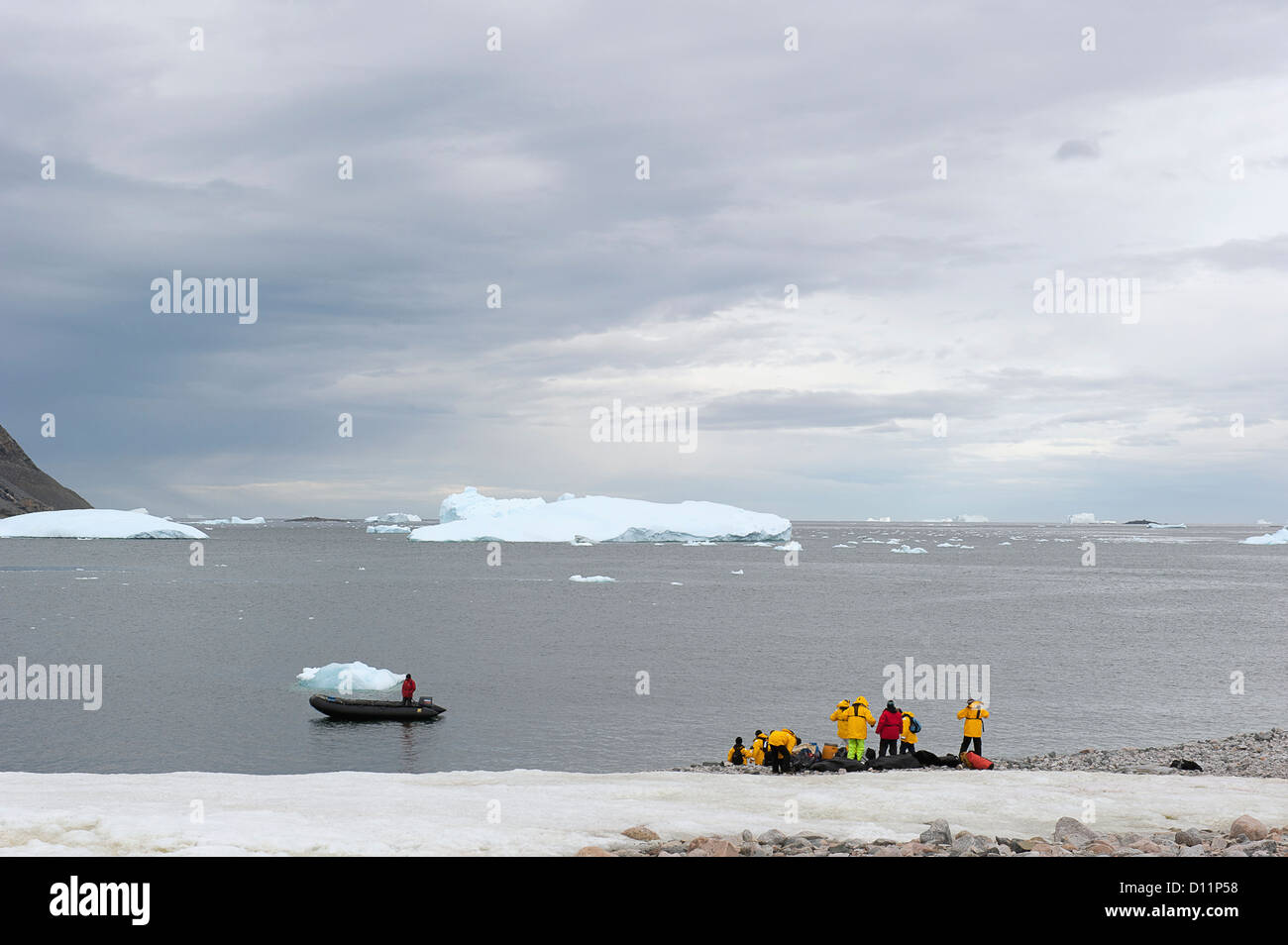 Les touristes sont à la côte en vue d'un iceberg de l'Antarctique ; Banque D'Images