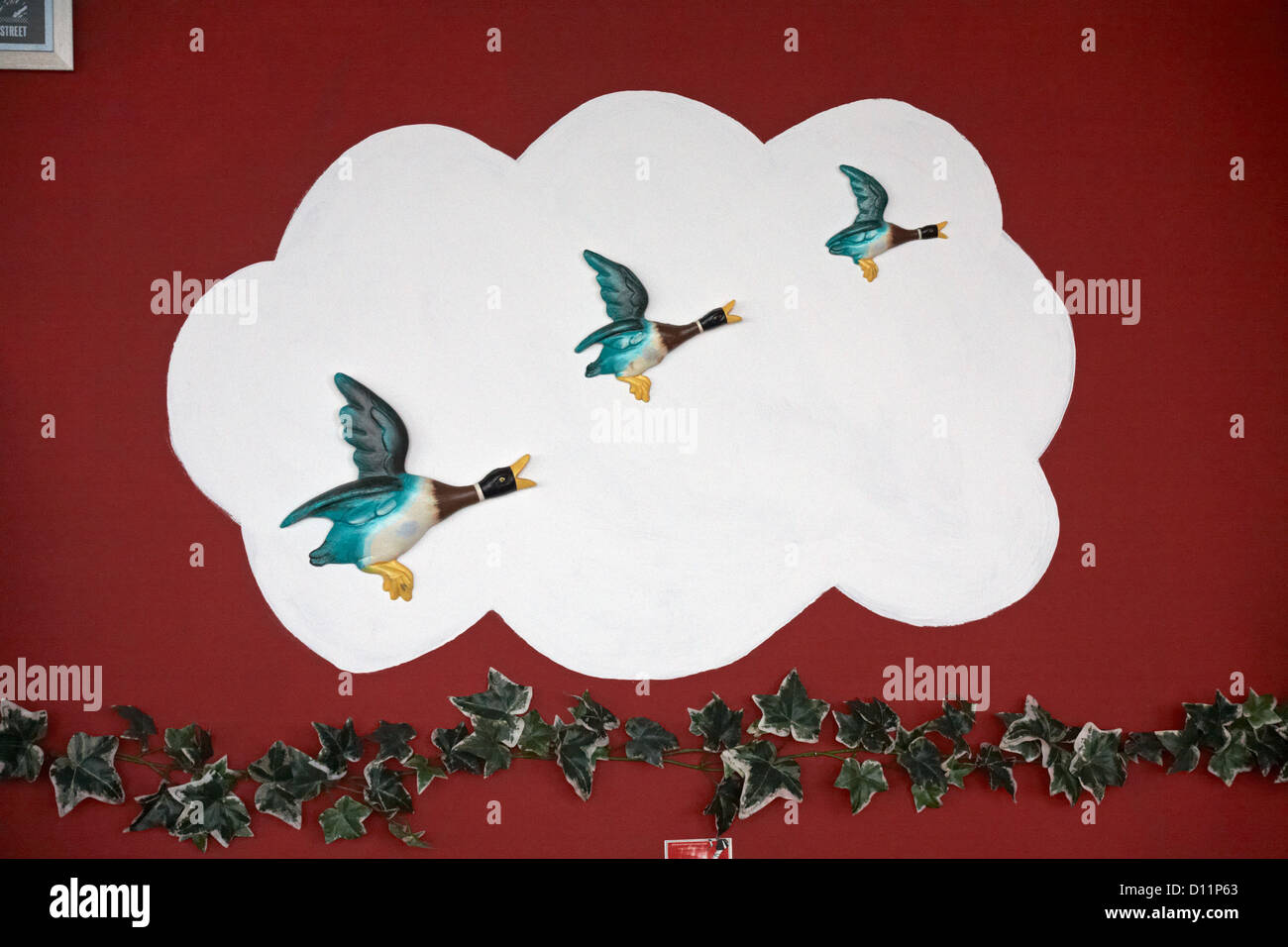 Trois canards volant d'ornement sur le mur d'un café bar à Calshot, Hampshire en Novembre Banque D'Images