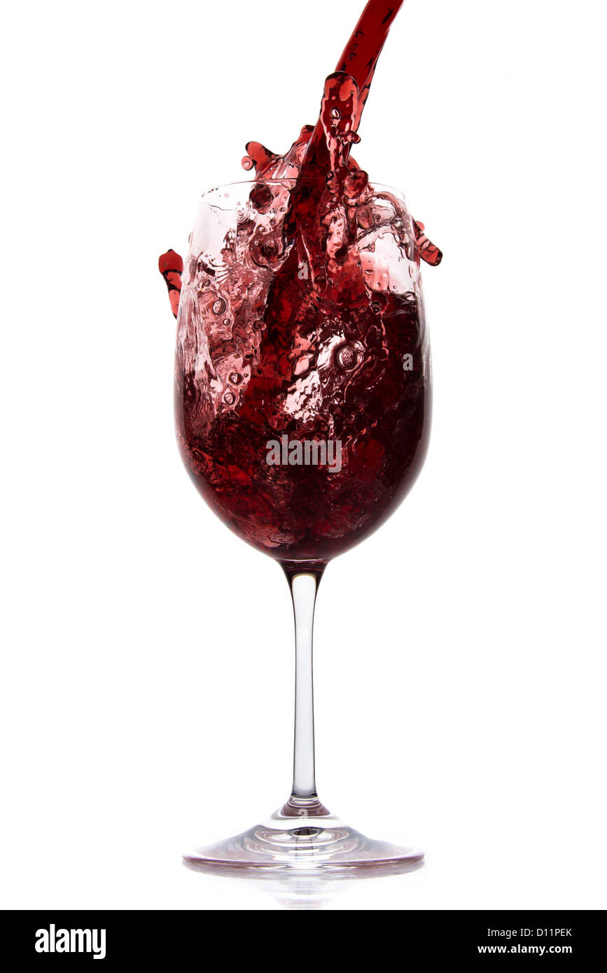 Verser le vin rouge dans goblet, isolated on white Banque D'Images