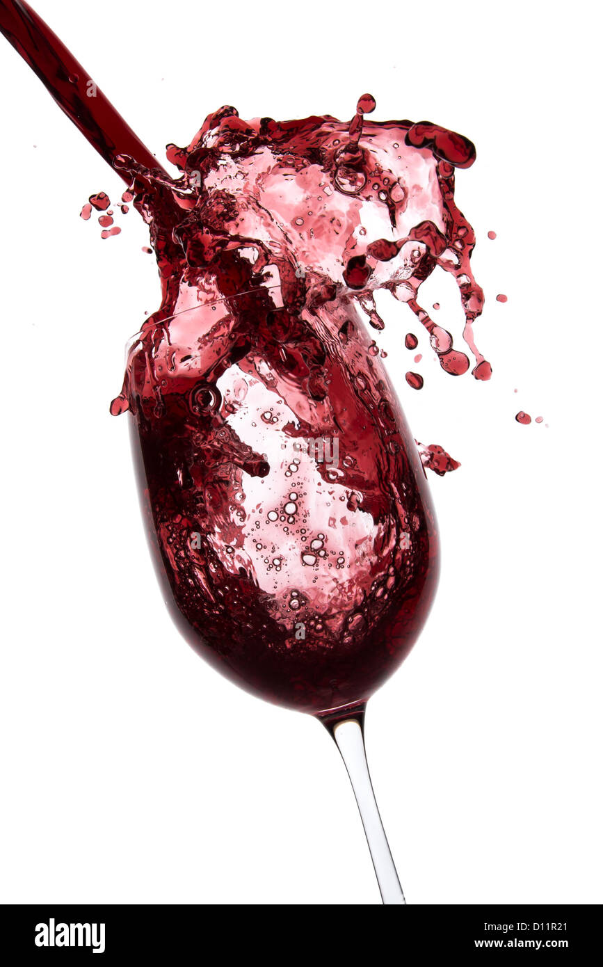 Verser le vin rouge dans goblet, isolated on white Banque D'Images