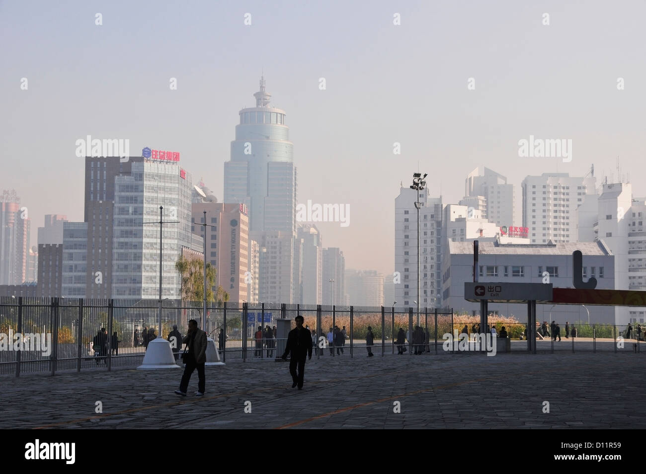 Les piétons sur une passerelle avec des bâtiments dans une zone urbaine ; Beijing Chine Banque D'Images