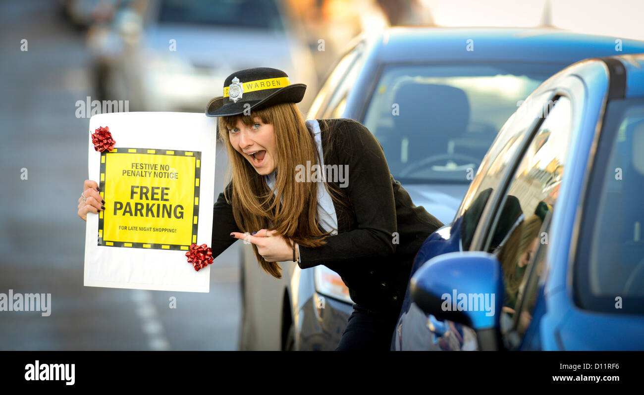 Stationnement gratuit dans la rue à Eastbourne, East Sussex dans l'approche de Noël. Lucy Towson-Bishop (21) avaient un 'bien' de temps aujourd'hui qu'elle a célébré les parcomètres seraient licenciés à Eastbourne, Hastings et de Lewes à l'approche de Noël. East Sussex County Council fournissent gratuitement le stationnement sur rue pour late night shopping le jeudi après 16h en marche jusqu'à Noël. L'initiative avait été lancée par l'équipe de la ville d'Eastbourne, un groupe de jeunes gens d'Eastbourne dont le but de laisser derrière lui la "salle d'attente de Dieu' et re-dynamiser le centre-ville d''Eastbourne. Banque D'Images