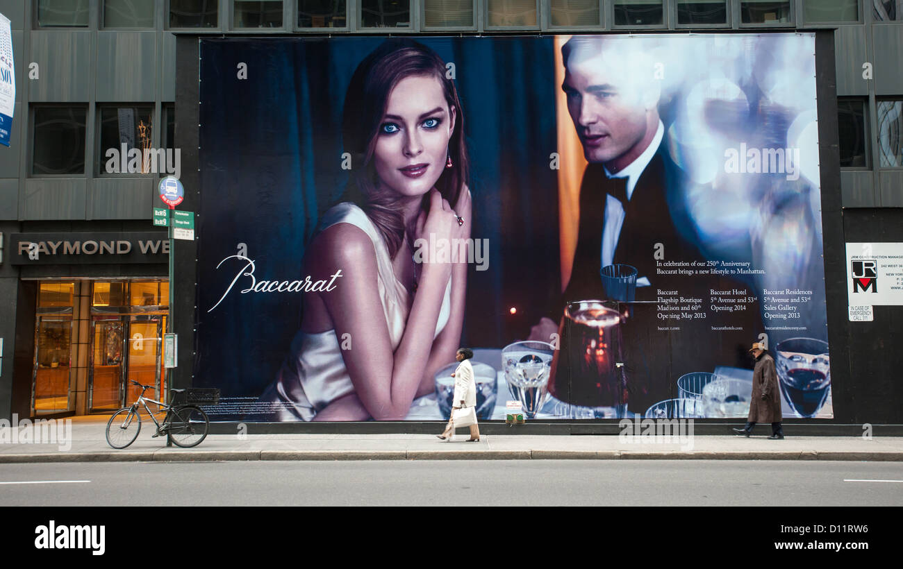 Passer un panneau pour les acheteurs d'un nouveau magasin en cristal de Baccarat sur la Cinquième Avenue à New York pendant la saison des achats de Noël Banque D'Images