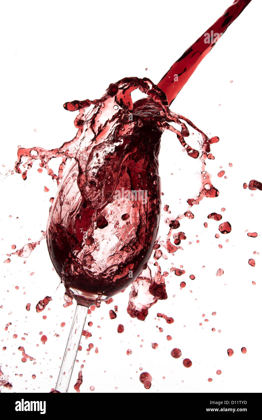 Verser le vin rouge dans goblet, isolated on white Banque D'Images