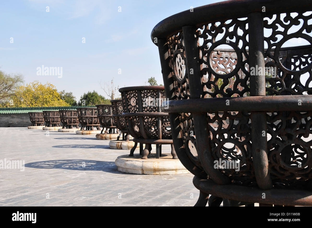 Bols sculptés de métal dans une ligne le long d'un chemin ; Beijing Chine Banque D'Images