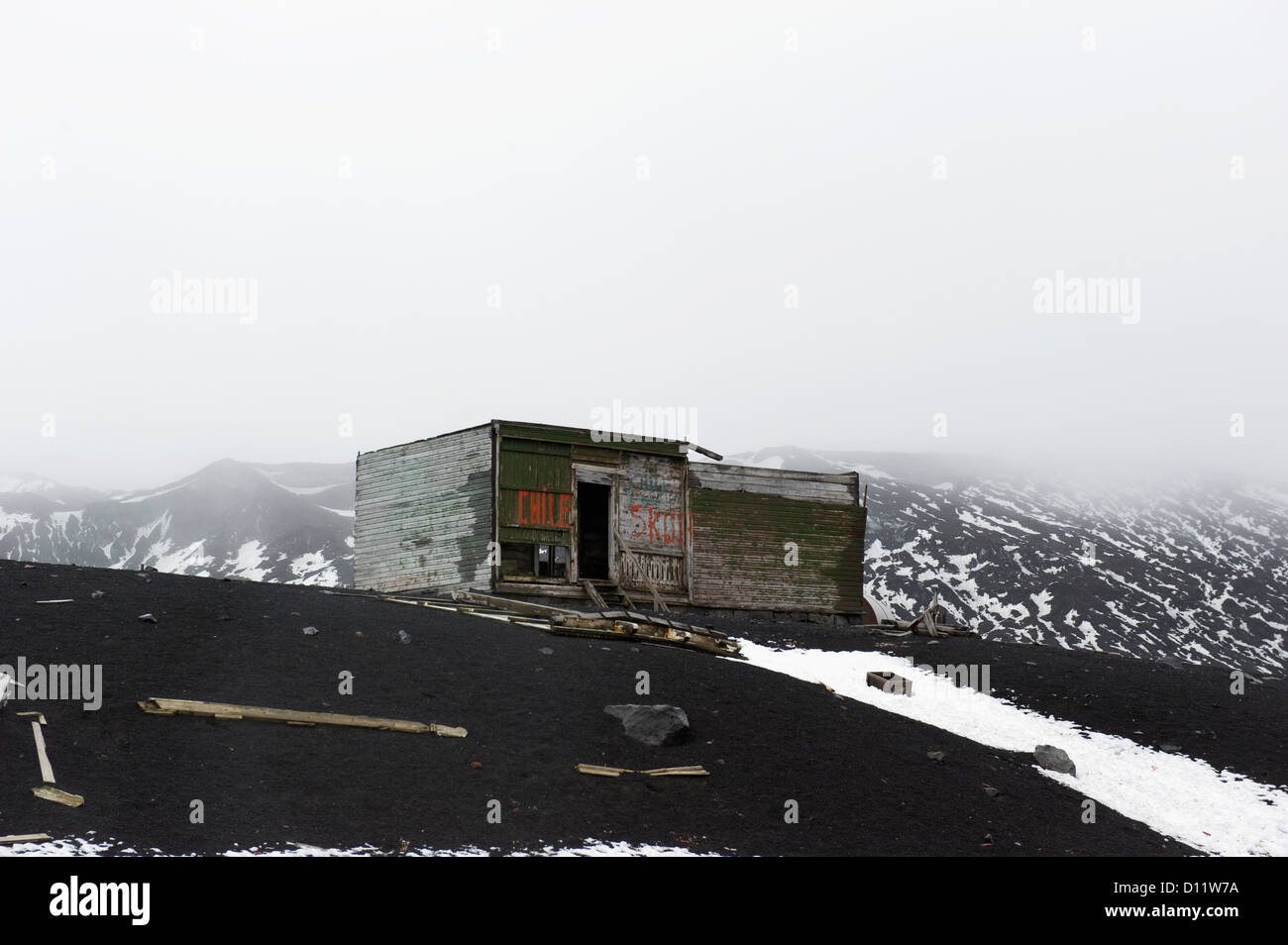 Un bâtiment en bois patiné dans la baie des baleiniers ; l'Antarctique Banque D'Images