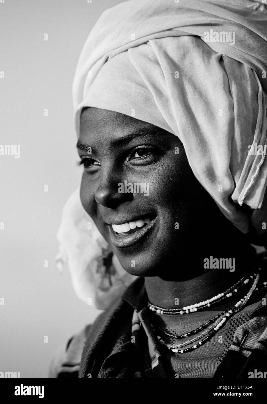 Le noir et blanc Portrait d'une femme de l'Oromo avec dents sourire, Dire Dawa, Ethiopie Banque D'Images