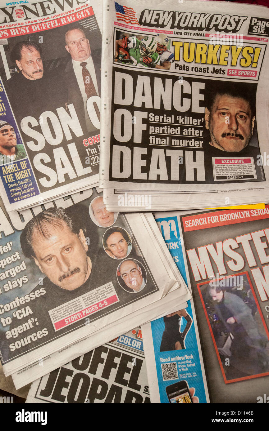 Les couvertures des journaux de New York un rapport sur l'arrestation de présumés tueurs en série et de l'habillement vendeur Salvatore Perrone Banque D'Images