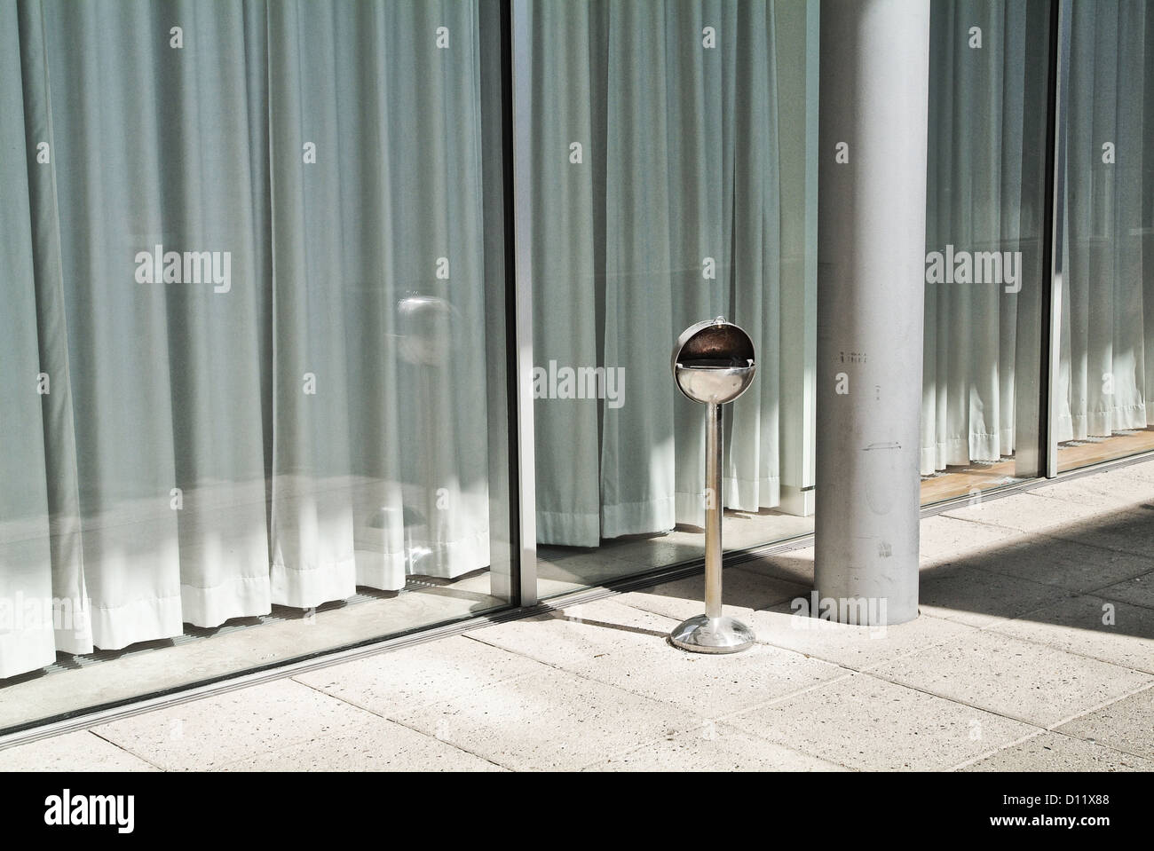 Hanovre, Allemagne, en face de la porte de verre cendrier dans Landesbank Banque D'Images