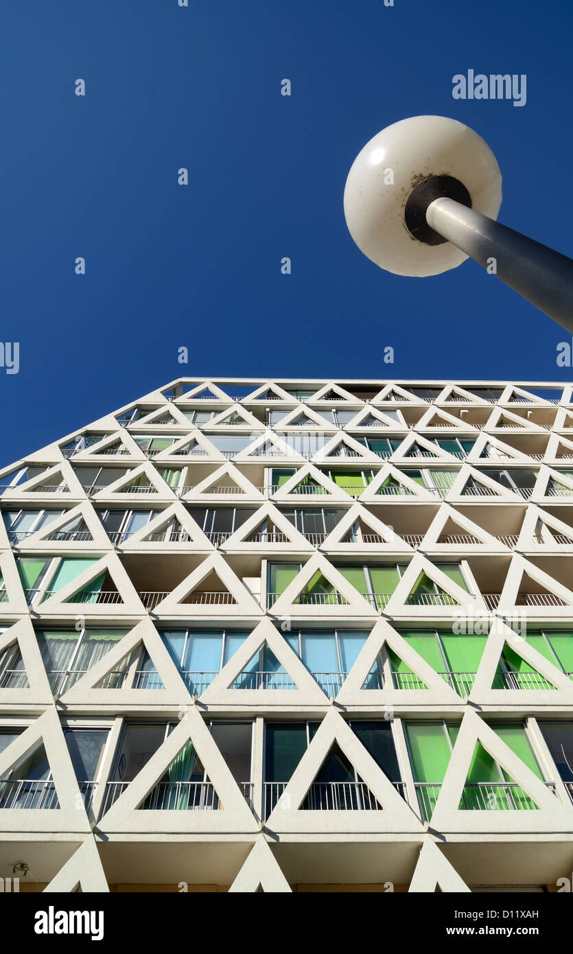 Fenêtres triangulaires de l'immeuble les voiles Blanches et lumière de rue moderne la Grande-Motte Resort ville Hérault France Banque D'Images