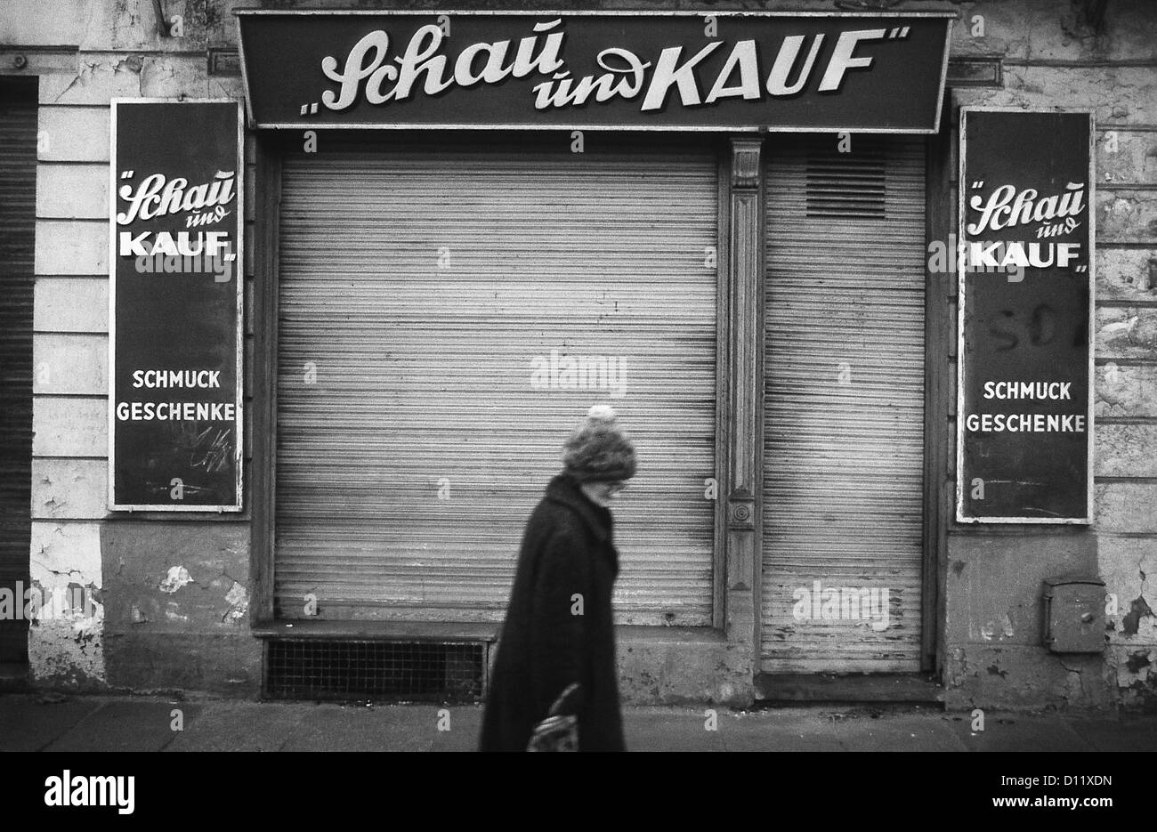 Halle, Allemagne de l'Est, une femme passe devant une entreprise fermée Banque D'Images