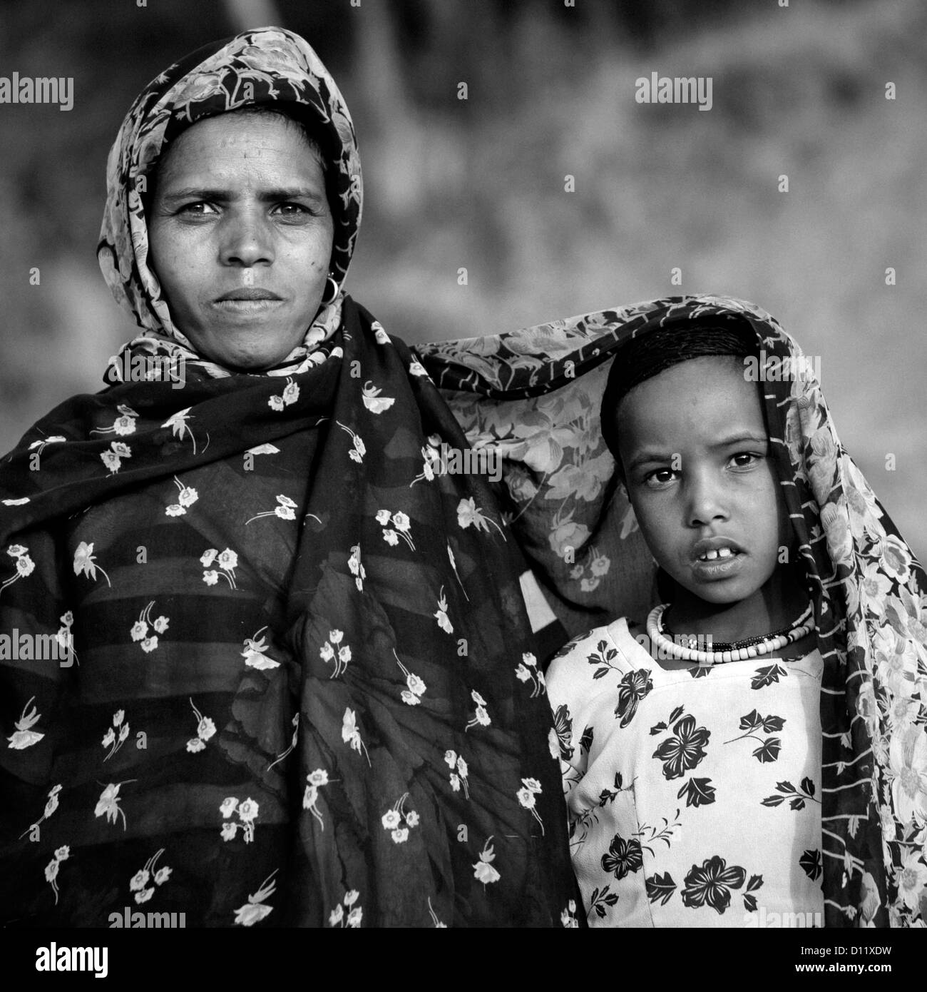 Le noir et blanc Portrait d'une mère et sa fille, de l'Oromo Dire Dawa, Ethiopie Banque D'Images