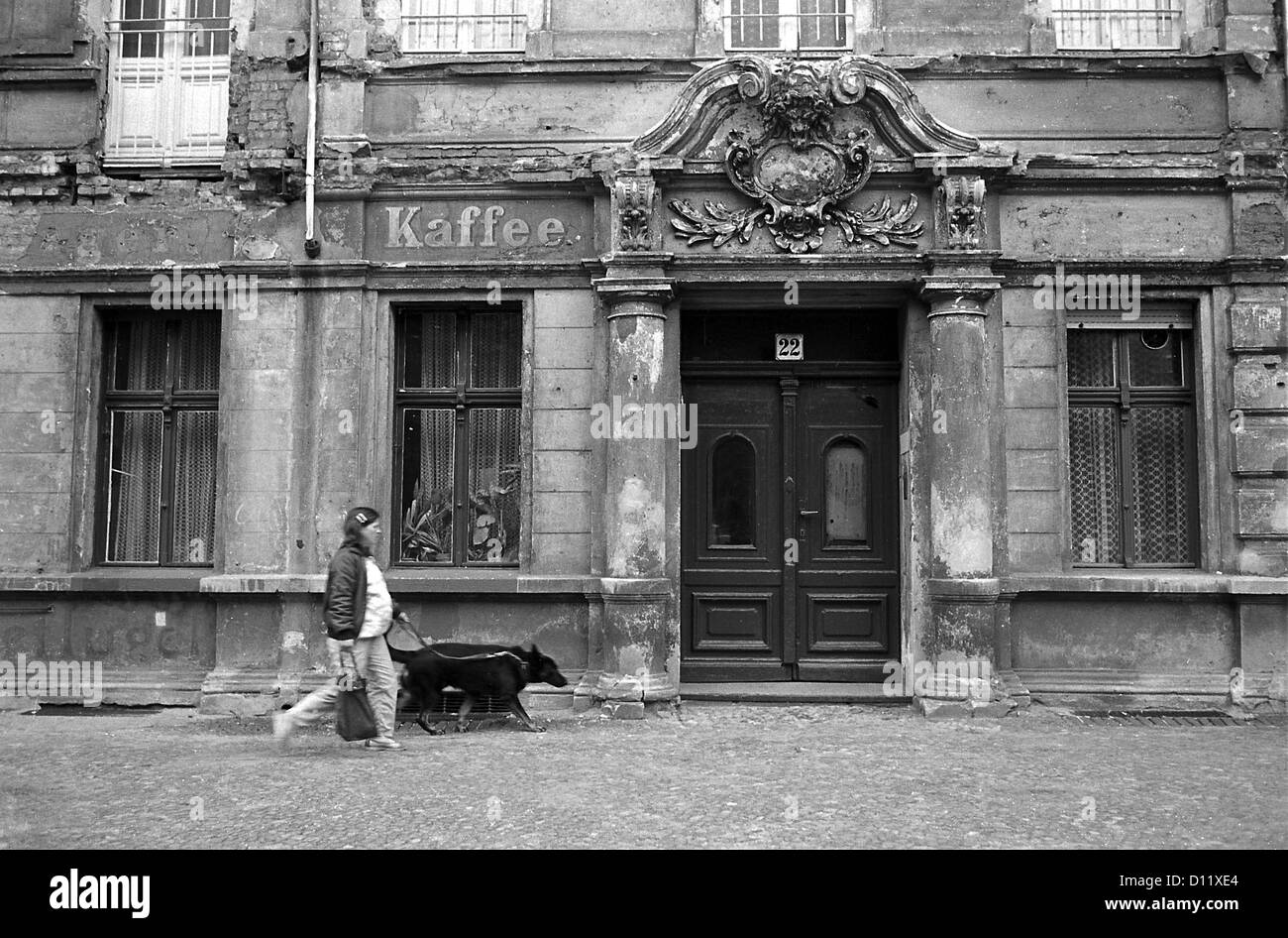 Berlin, RDA, une femme entre avec son chien à Prenzlauer Berg Banque D'Images