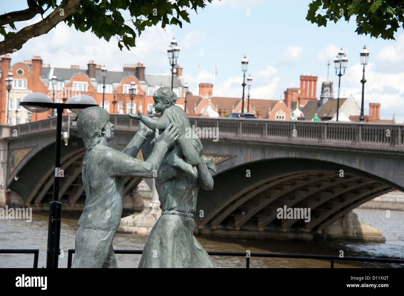 Statue de famille par John Ravera, Battersea Bridge, Londres. Banque D'Images