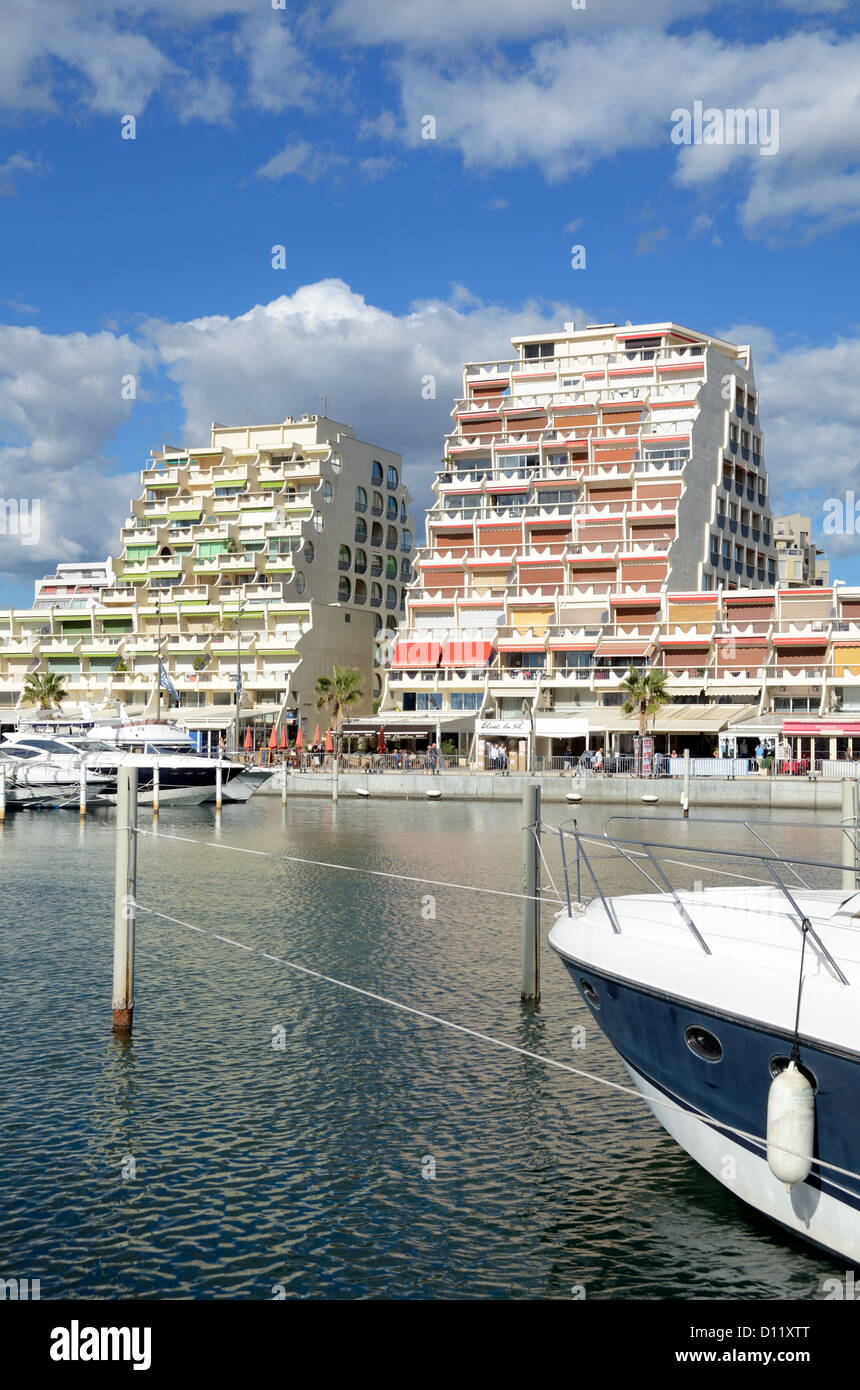 Appartements ou immeubles d'appartements modernes donnant sur le port et le quai de la Grande-Motte Tourist Resort Hérault France Banque D'Images
