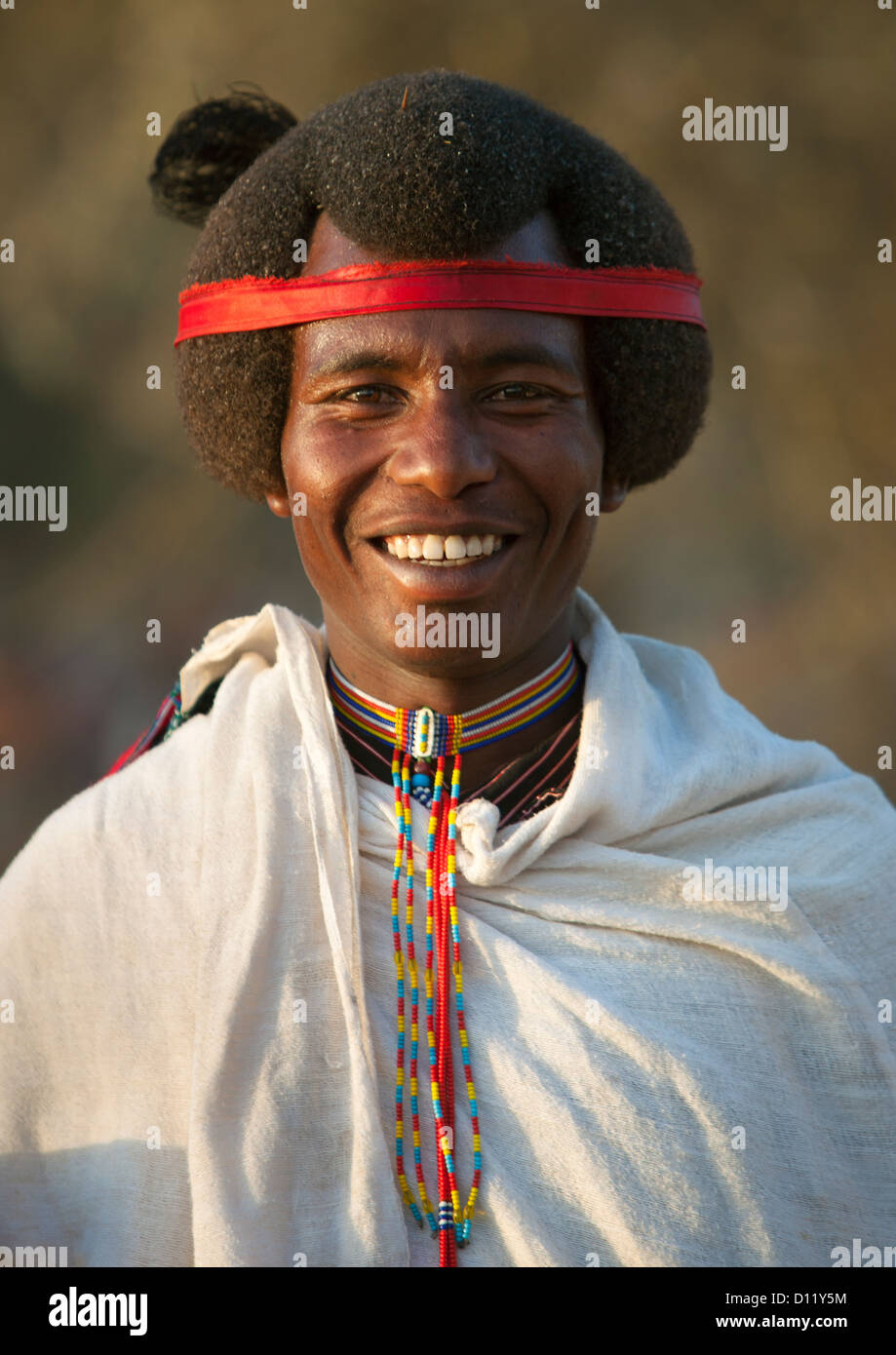 Souriant à l'homme sa Gunfura Karrayyu Coiffure traditionnelle et bandeau  rouge dans Gadaaa Metehara, cérémonie, Ethiopie Photo Stock - Alamy