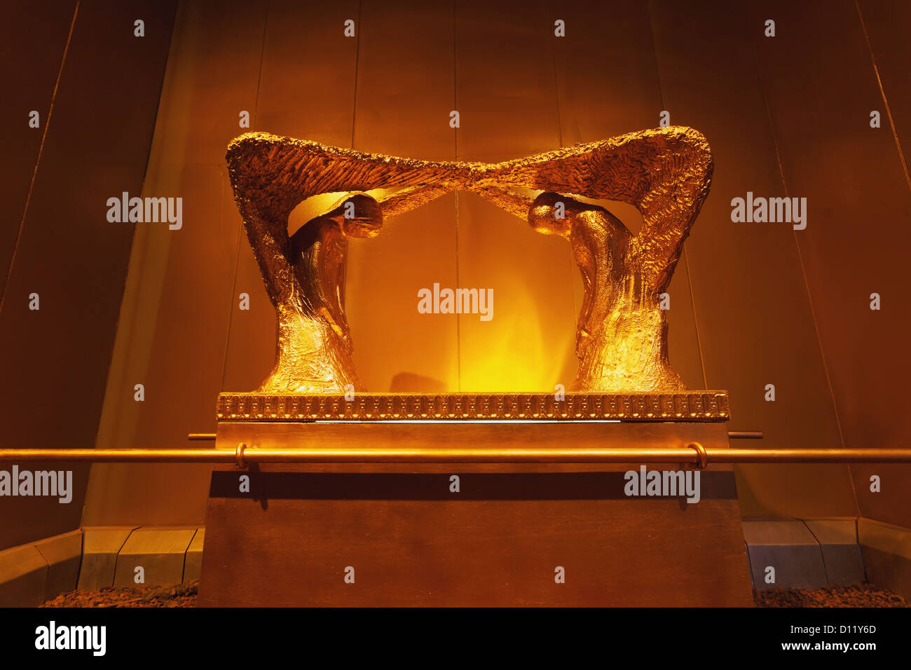 Réplique de l'or des chérubins sur l'arche de l'Alliance ; Timna Park Arabah Israël Banque D'Images