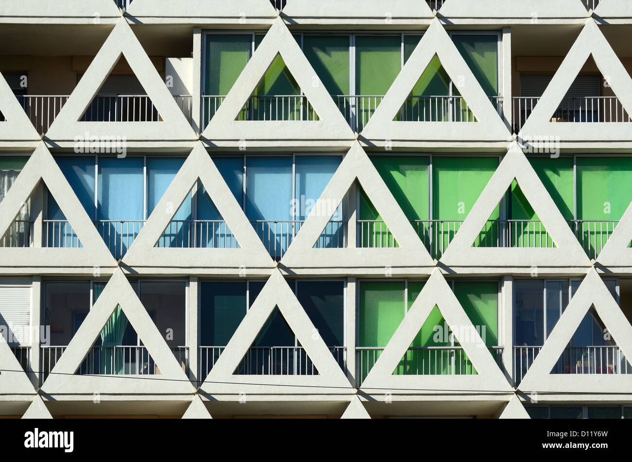 Façade triangulaire les voiles Blanches Holiday Apartments, Architecture moderne dans la station balnéaire de la Grande-Motte Hérault France Banque D'Images