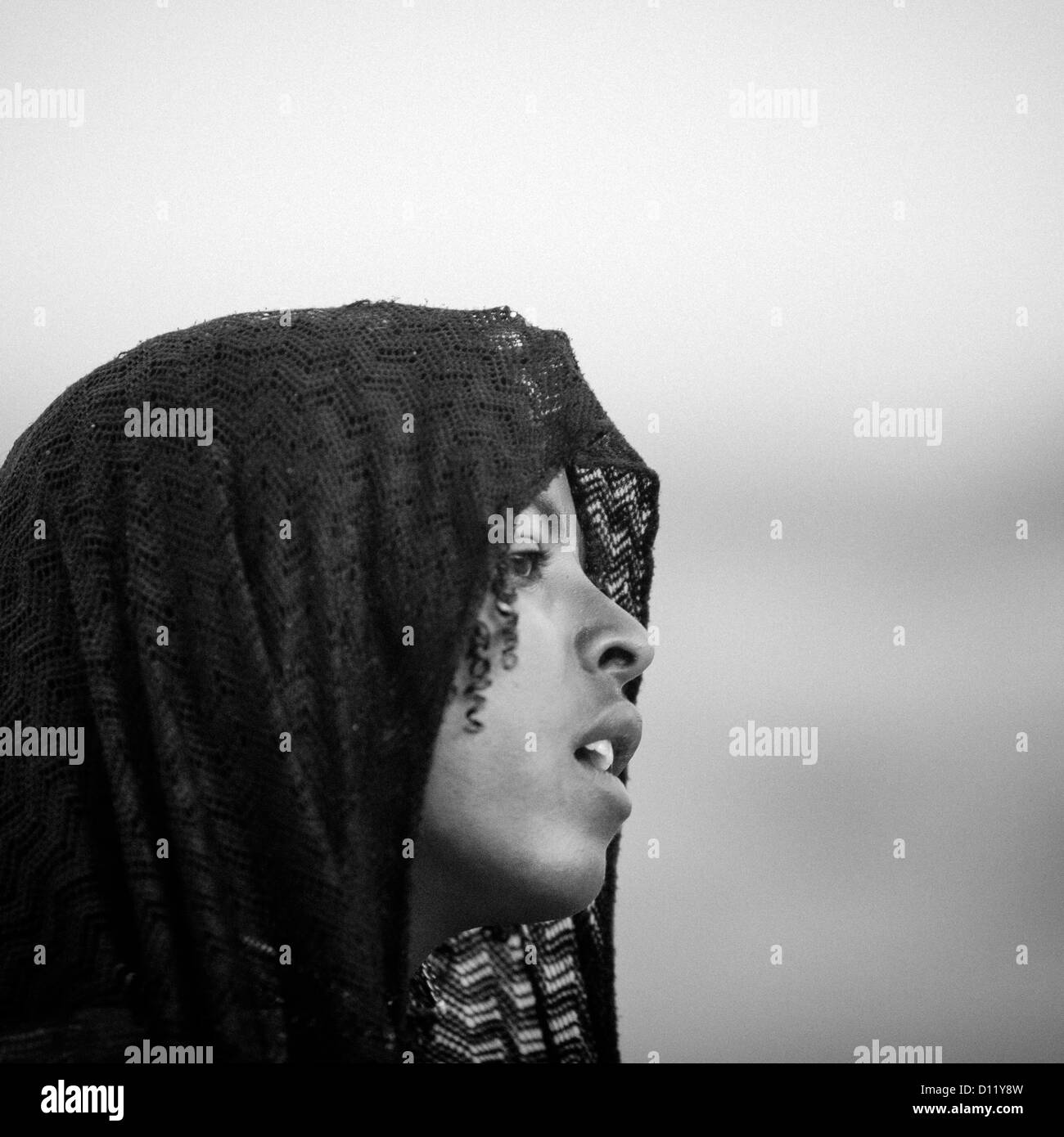 Profil noir et blanc Portrait of a Teenage girl looking Away Karrayyu Gadaaa Metahara, pendant la cérémonie, l'Ethiopie Banque D'Images