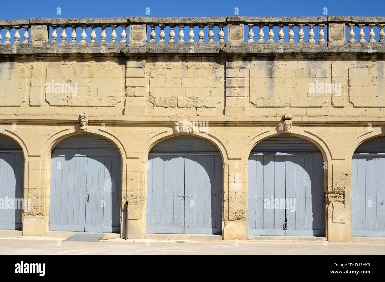 Rangée de garages ou maisons d'autocar à Guillaume de Nogaret Château ou Château Marsillargues Hérault France Banque D'Images