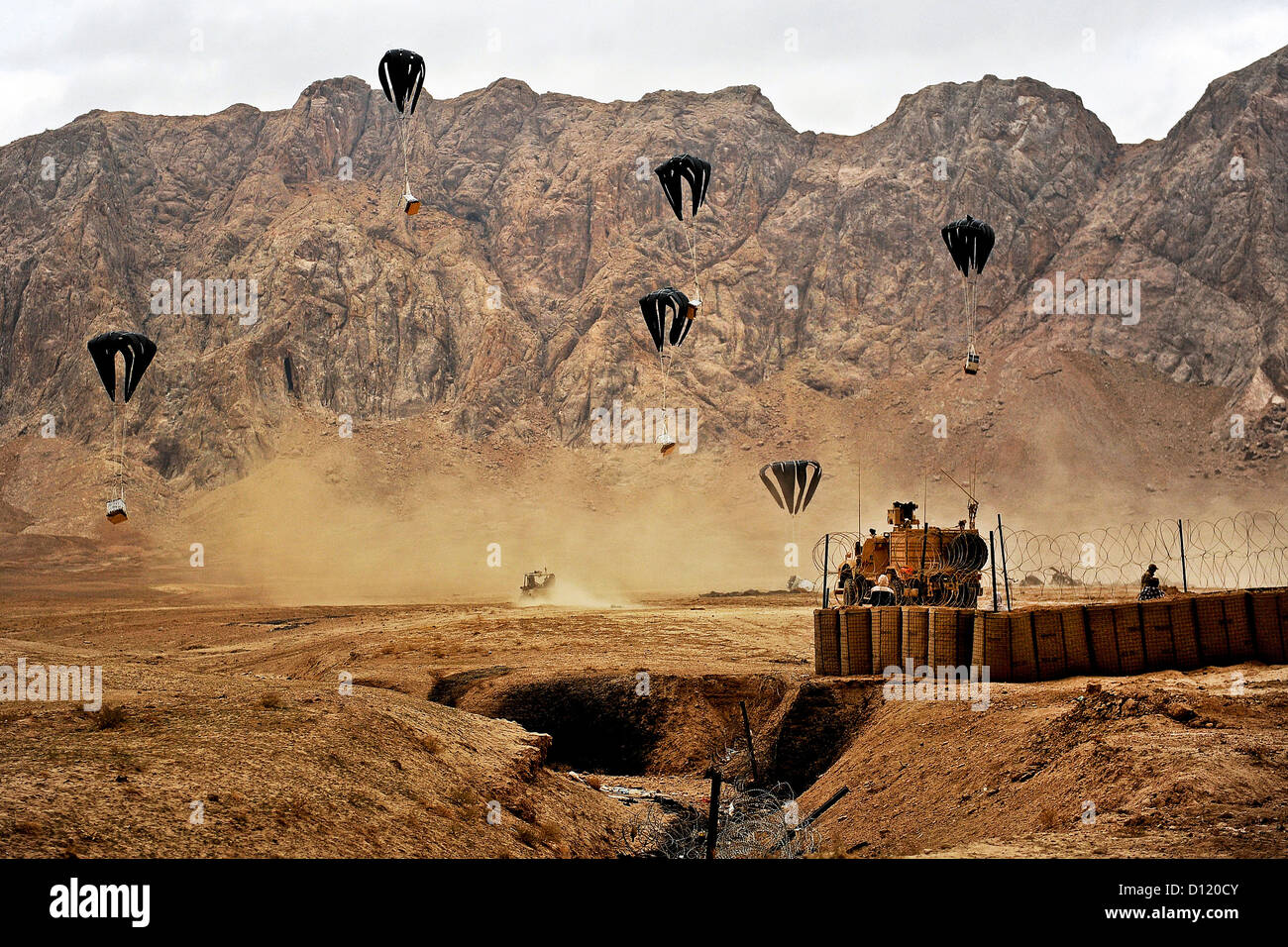 Les fournitures sont abandonnées aux troupes de l'air le 26 novembre 2011 à Shah Joy, l'Afghanistan. Les fournitures sont air régulièrement chuté à des endroits éloignés en Afghanistan pour soutenir les bases d'opérations avancées, et les soldats des postes de combat dans ces endroits. Banque D'Images